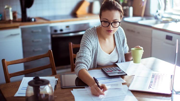 Kvinde arbejder hjemme via internet